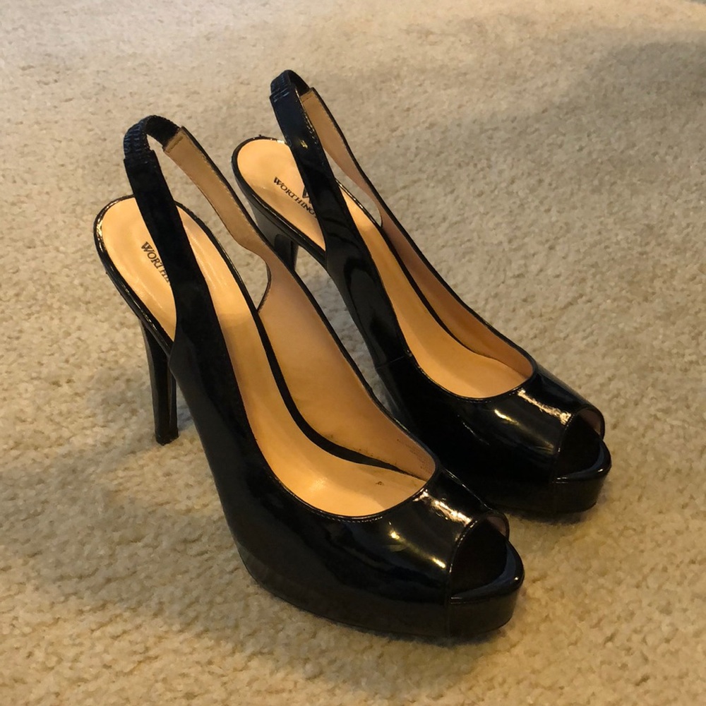 🖤Black patent leather peep toe heels!🖤